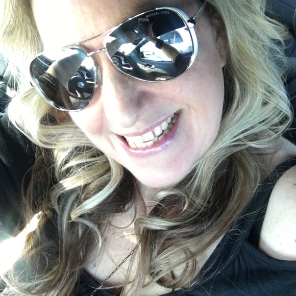 Meet your Posher, Leighanne - Picture 3 of 5